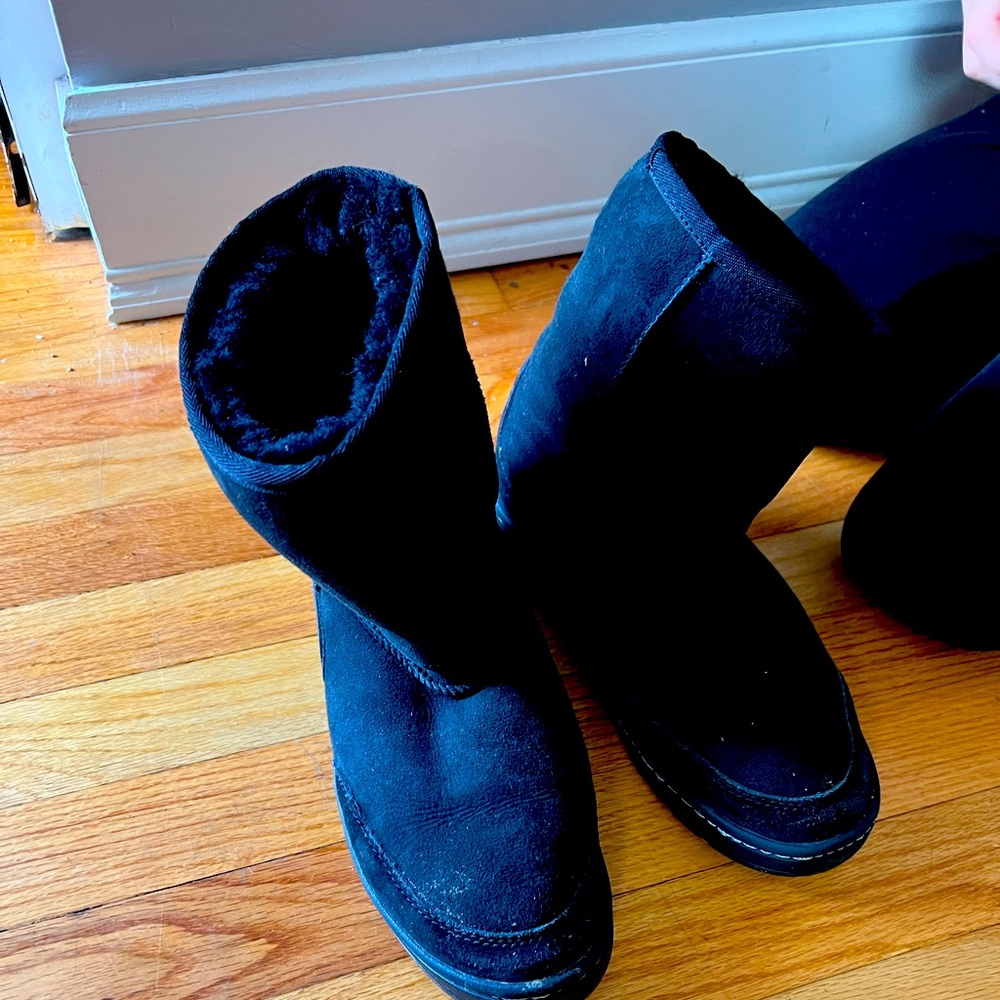 Used in good condition size 8 womens uggs  in black
